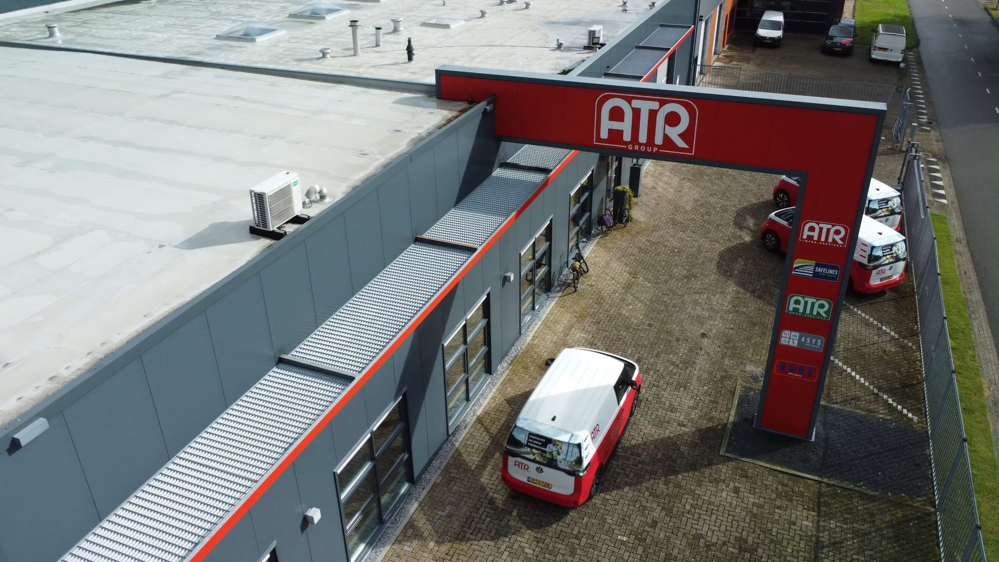 Luchtfoto van het ATR Group-hoofdkantoor in Roosendaal met de rode entreepoort
